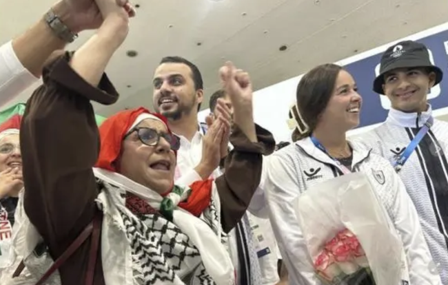 巴勒斯坦奥运代表团飞抵巴黎 高呼"解放巴勒斯坦"受热捧