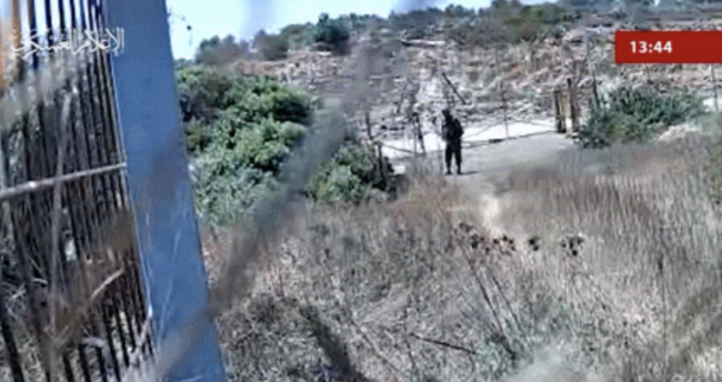 哈马斯用炸药炸断隔离墙:俩以士兵赶来被炸倒 以军官前来观察又被炸