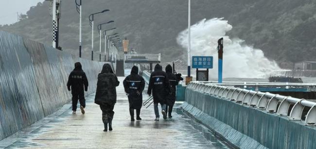 台风天货车高速侧翻 宁波高铁“陆地航母”边惊魂瞬间