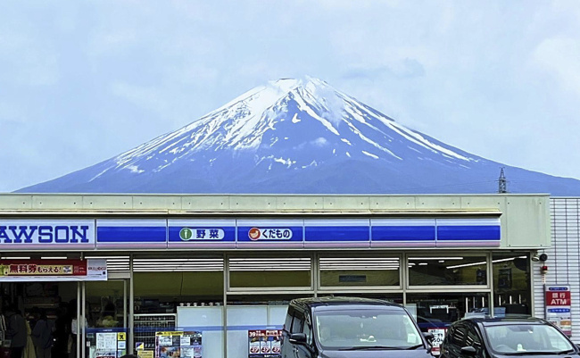 不堪游人破坏社会秩序 日本小镇拉网遮挡富士山景