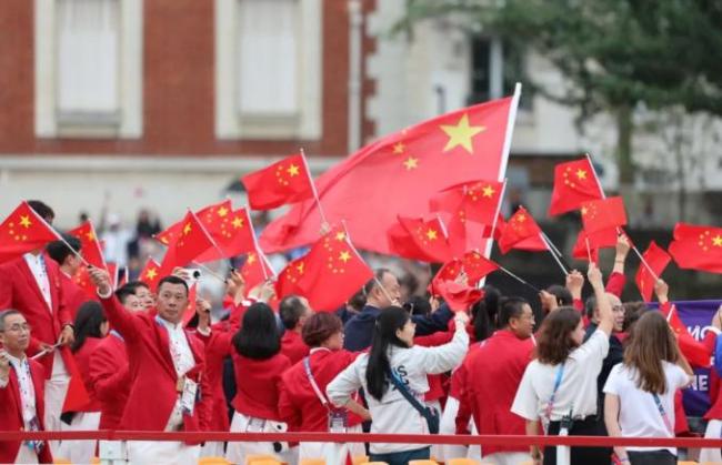 中国队开幕式现场视频曝光：冯雨挥舞国旗引领代表团入场