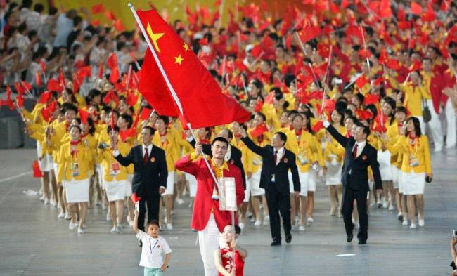 北京：巴黎奥运开幕槽点满满：5队挤1船，冒雨游河6公里，中国队吃大亏 浪漫变尴尬之旅