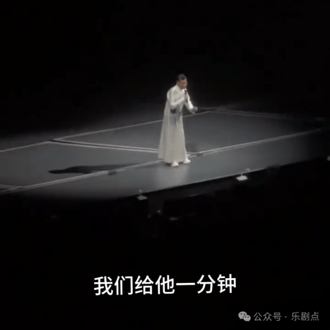 63岁刘德华在演唱会几米高升降台差点踩空，现场画面引粉丝担忧