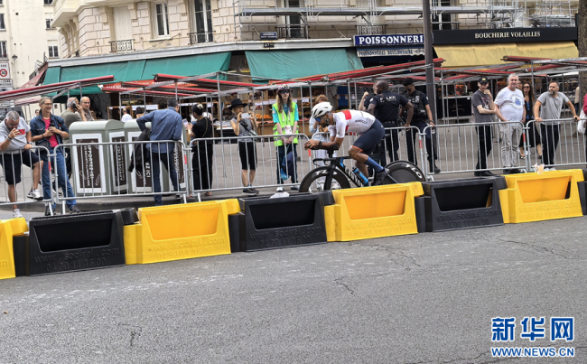 大连小伙驾车到巴黎感受奥运氛围 街头盛景抢先看