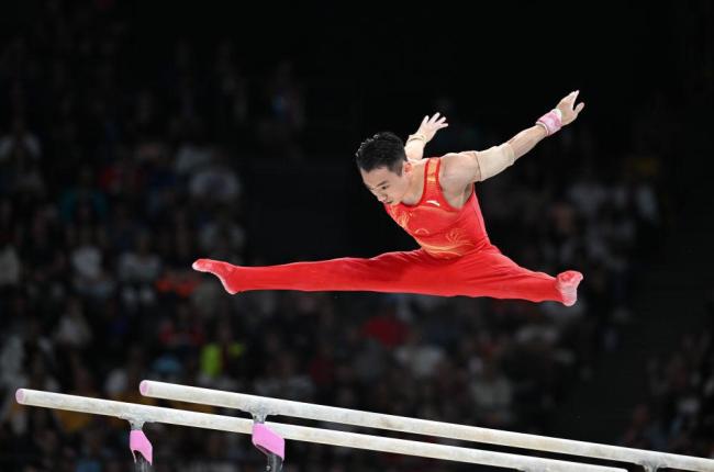 邹敬园双杠16.000分 稳扎稳打，中国体操男队剑指团体金牌