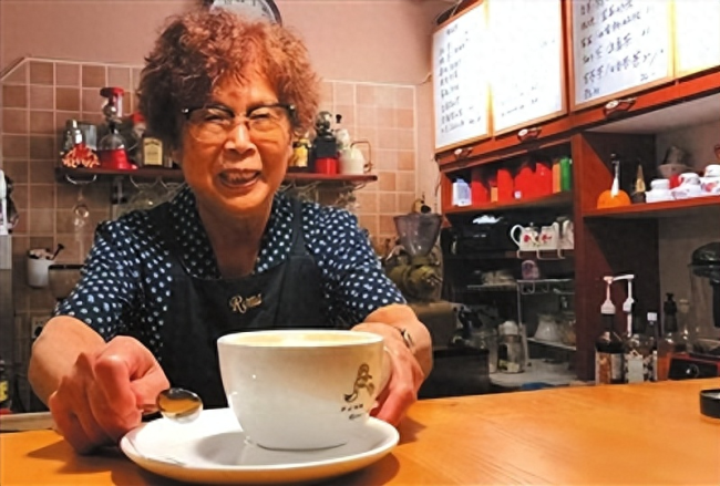 84岁咖啡奶奶的励志人生 岁月不败追梦人