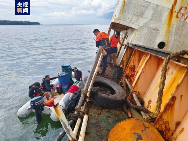 菲律宾海警：已开始回收搁浅货轮上的燃油