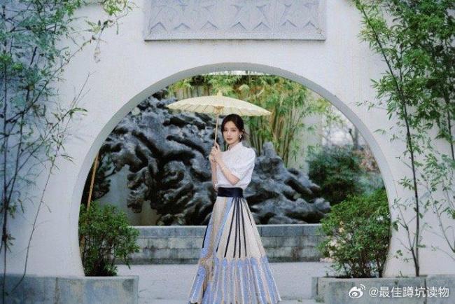 李一桐油纸伞马面裙 温婉贵女气质尽显