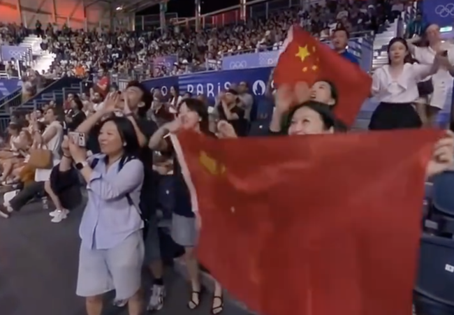 贾玲现场观赛拳击超激动，站国旗后疯狂呐喊，为中国队加油一脸自豪
