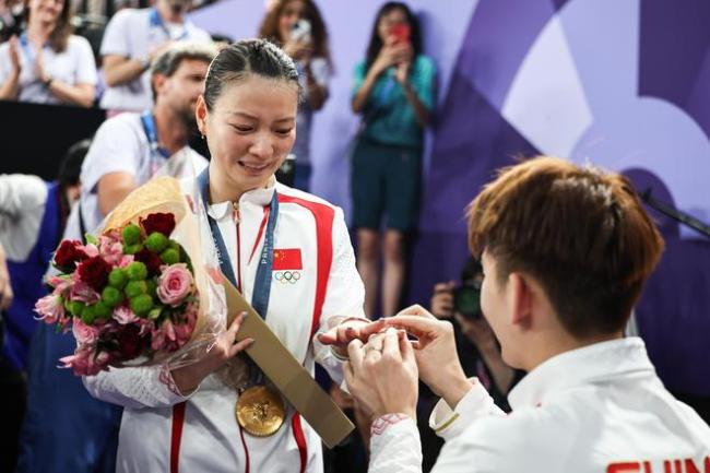 郑思维谈刘雨辰求婚：就我俩不知道