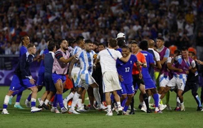 法国男足击败阿根廷后爆发冲突