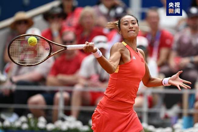 见“郑”历史！中国选手郑钦文夺得网球女单金牌