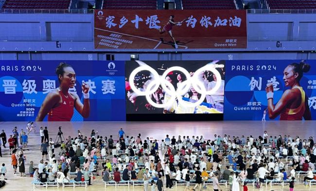 湖北姑娘中国骄傲！郑钦文，奥运夺金创造历史 网球女单首金！