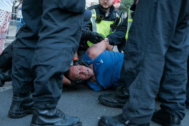 英国爆发反对移民示威骚乱 多地冲突频发，警方强力应对