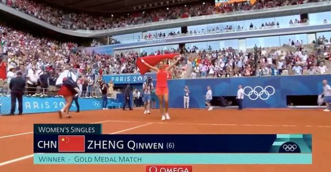 郑钦文身披五星红旗庆祝 中国网球新里程碑