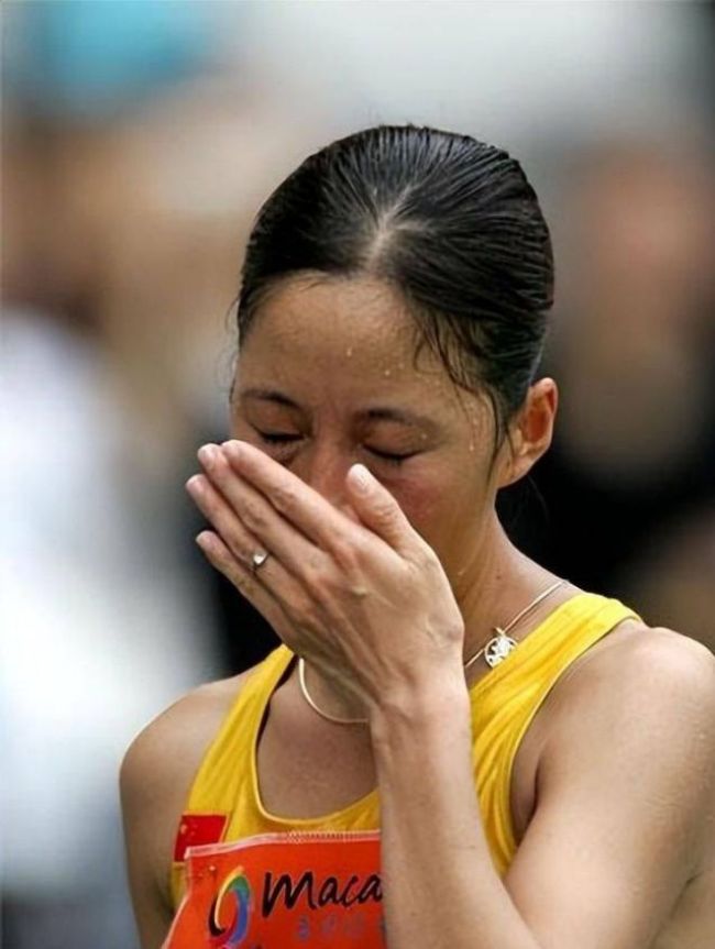 善良！李雪芮目睹马林重伤后哽咽流泪，8年前奥运曾被她诬陷诈伤