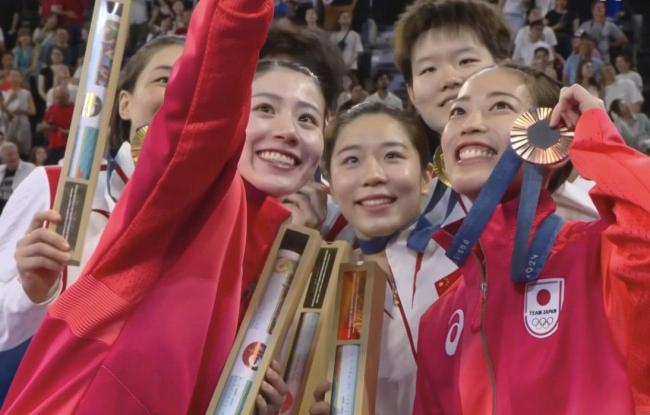 日本羽毛球选手志田千阳跟着中国国歌点头打拍子