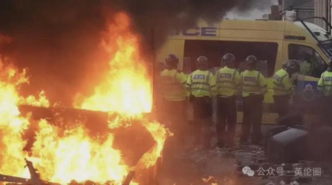 英多地发生骚乱 唐宁街被扔燃烧瓶 难民争议引爆街头冲突