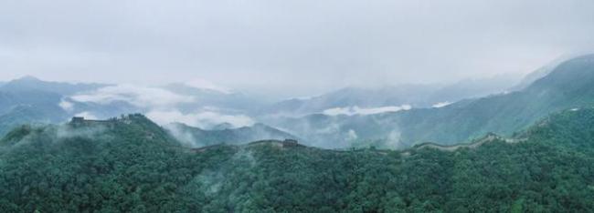 北京上空出现平流雾景观 长城云海如梦如幻