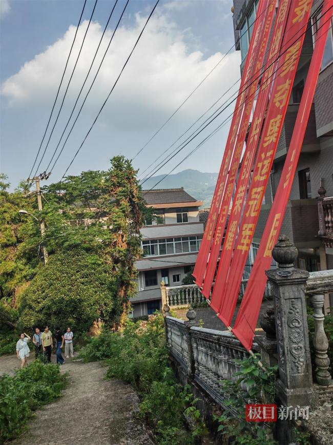 潘展乐老家挂满庆祝横幅 乡村祖宅成焦点