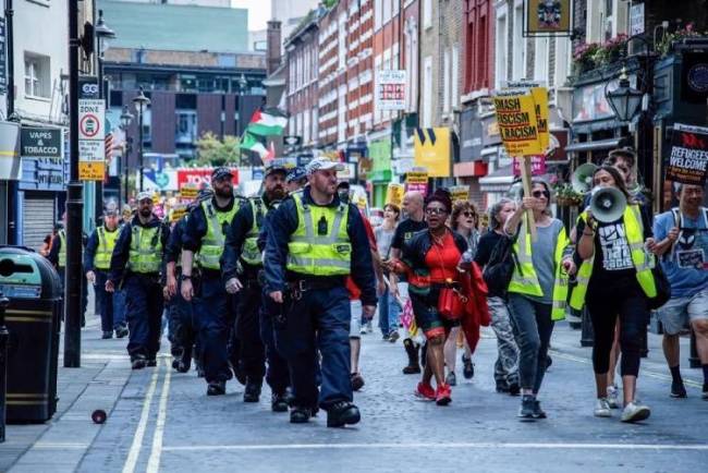 一场无差别刺杀何以引发全英骚乱？或因移民问题引爆社会危机