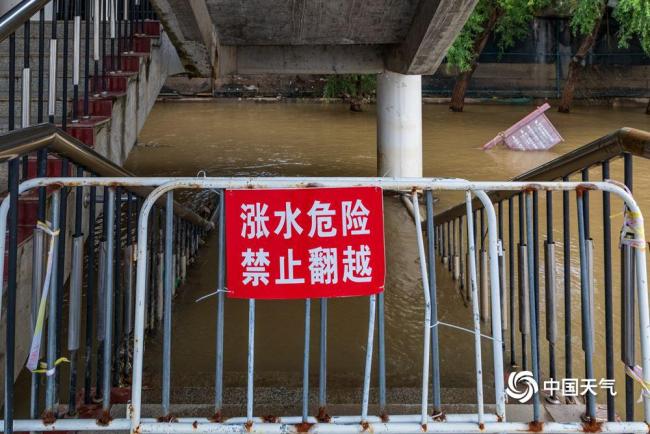 松花江吉林段高水位运行 环卫工人栈道上清淤