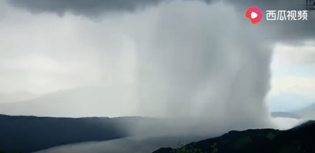 延时记录局部强降雨震撼画面 自然之力与城市韧性考验