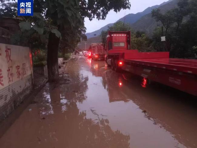 甘肃武都出现短时强降水 市区部分路段积水严重