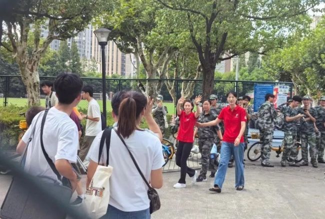 大一新生陈芋汐报到成同济大学顶流 奥运冠军闪亮登场