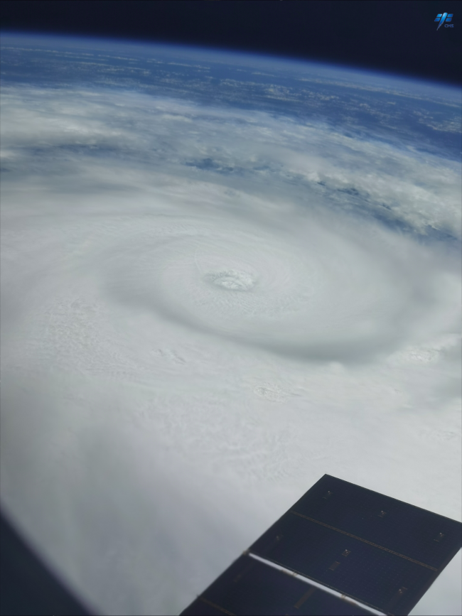 “太空摄影师”捕捉独一无二的地球