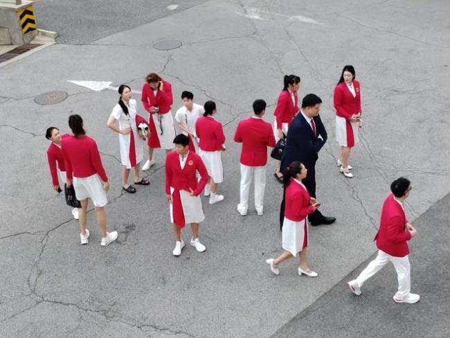 表彰大会：樊振东剪头发了，张雨霏手拿6块奖牌，郑钦文满脸笑容