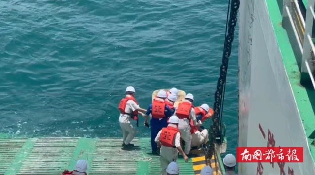 男子海上漂泊10小时船长紧急救援 泡沫浮板钓鱼意外落水