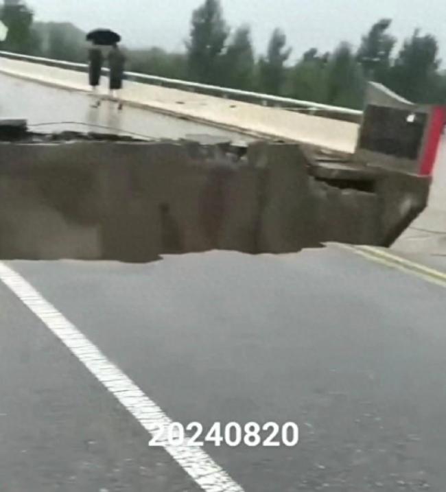 辽宁葫芦岛一桥梁因暴雨坍塌 当地提醒