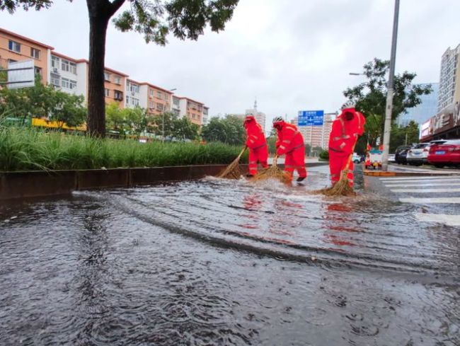 周一早高峰遇大范围降雨 北京交通压力大 交管已启动雨天高等级上勤