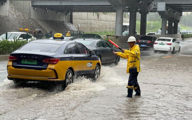 防汛人员彻夜值守应对北京强降雨，下凹桥区积水快速处置 确保道路畅通无阻