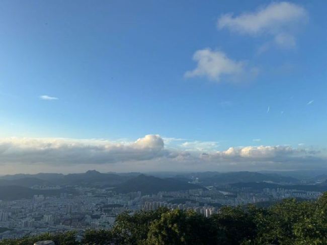 关晓彤晒爬山照 大长腿也太显眼了