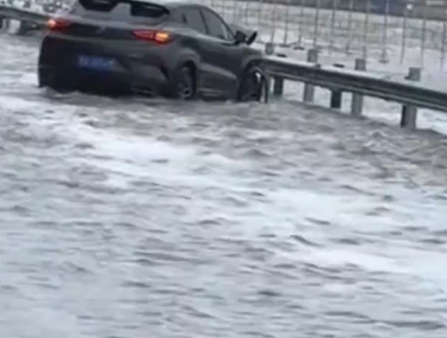 河北沧州暴雨海水倒灌高速 车胎被螃蟹扎破