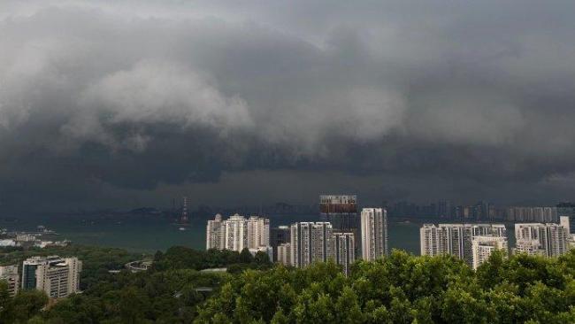 福建多地一秒天黑 雷声震天大雨倾盆