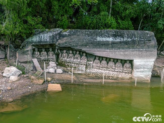 水库水位下降 千年摩崖造像重出水面