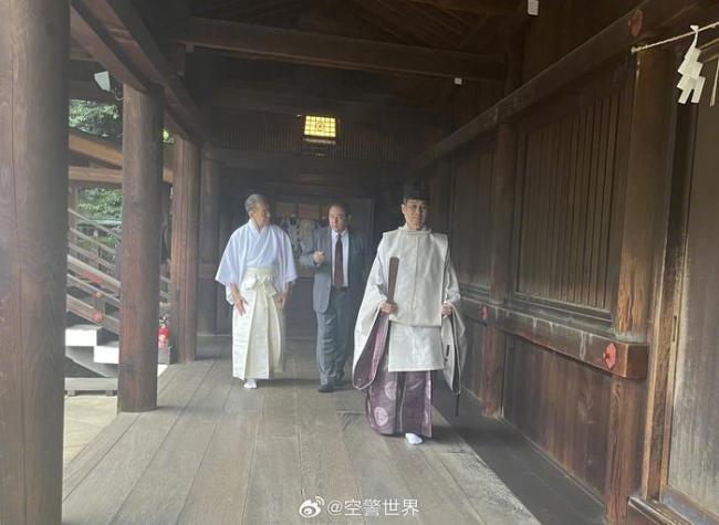 乌驻日大使称靖国神社战犯为勇士 乌克兰大使科尔孙斯基参拜日本靖国神社