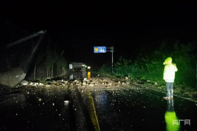 青海强降雨致多条路段阻断 路基坍塌交通受阻