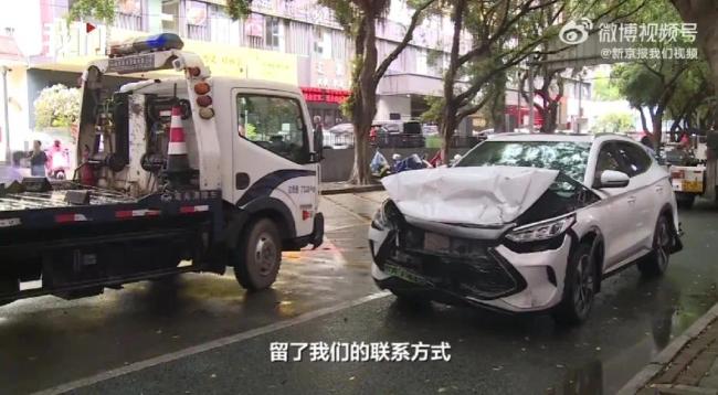 汽车路口突然加速冲撞9辆车受损