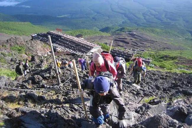 日本富士山登山季结束 死亡人数增加，登山人数减少但安全隐患仍存