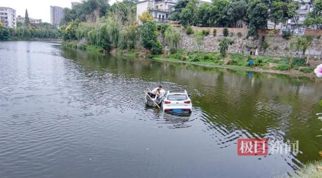 司机误将油门当刹车冲进河 养鱼大哥划船救人