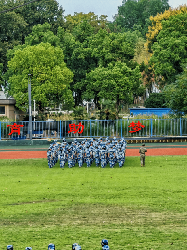 武汉一大学军训汇演堪比影视大片 青春军魂炼就强国梦