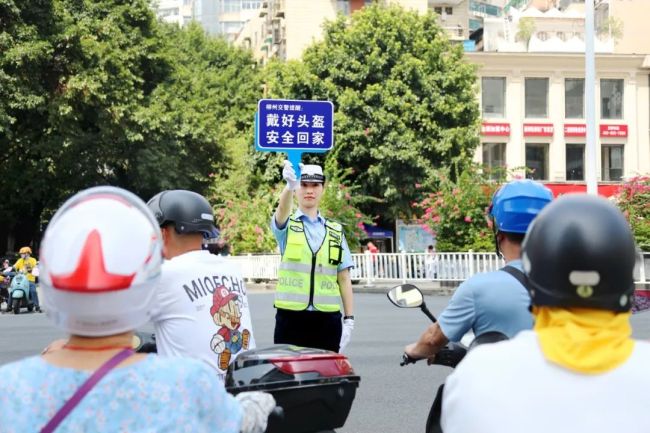 女子骑车未戴头盔被“小交警”喊话 安全头盔的重要性再强调