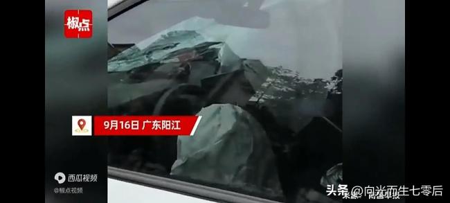 广东一男子在车尾被后车撞击 网友警示，行车安全勿忽视