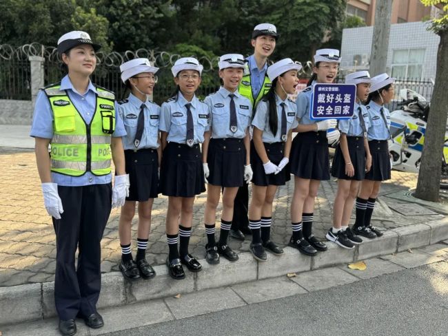 女子骑车未戴头盔被“小交警”喊话 安全头盔的重要性再强调