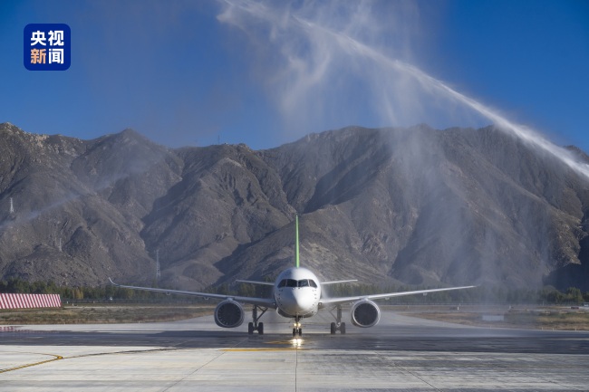 C919首次飛抵拉薩 國產商用飛機“聚會”青藏高原