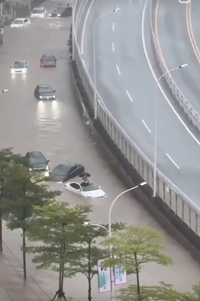 实拍厦门暴雨：有车辆泡水中，道路积水严重阻碍通行